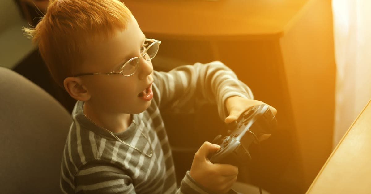 Mais da metade das crianças de 9 a 10 anos jogam online; vício